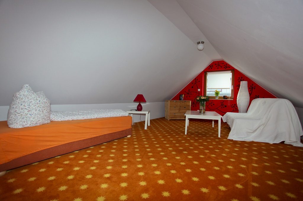 Gästezimmer im Spitzboden mit Sitzgruppe in Hamminkeln